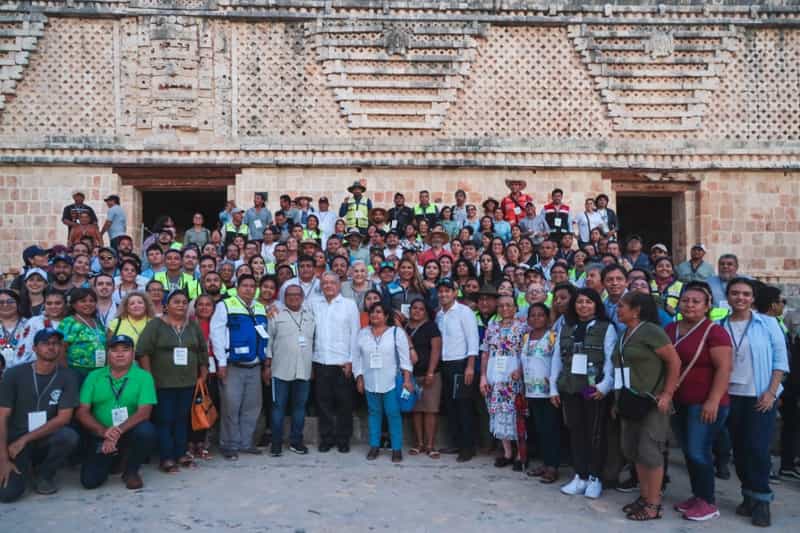 2023-10-07-Presidente-AMLO-Encuentro-con-especialistas-en-zona-arqueologica-Uxmal-Foto-11-1