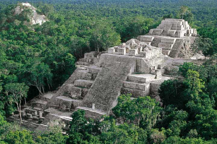 En 1931, un trabajador de una compañía chiclera descubrió en la selva de Campeche un centro maya abandonado mil años antes.