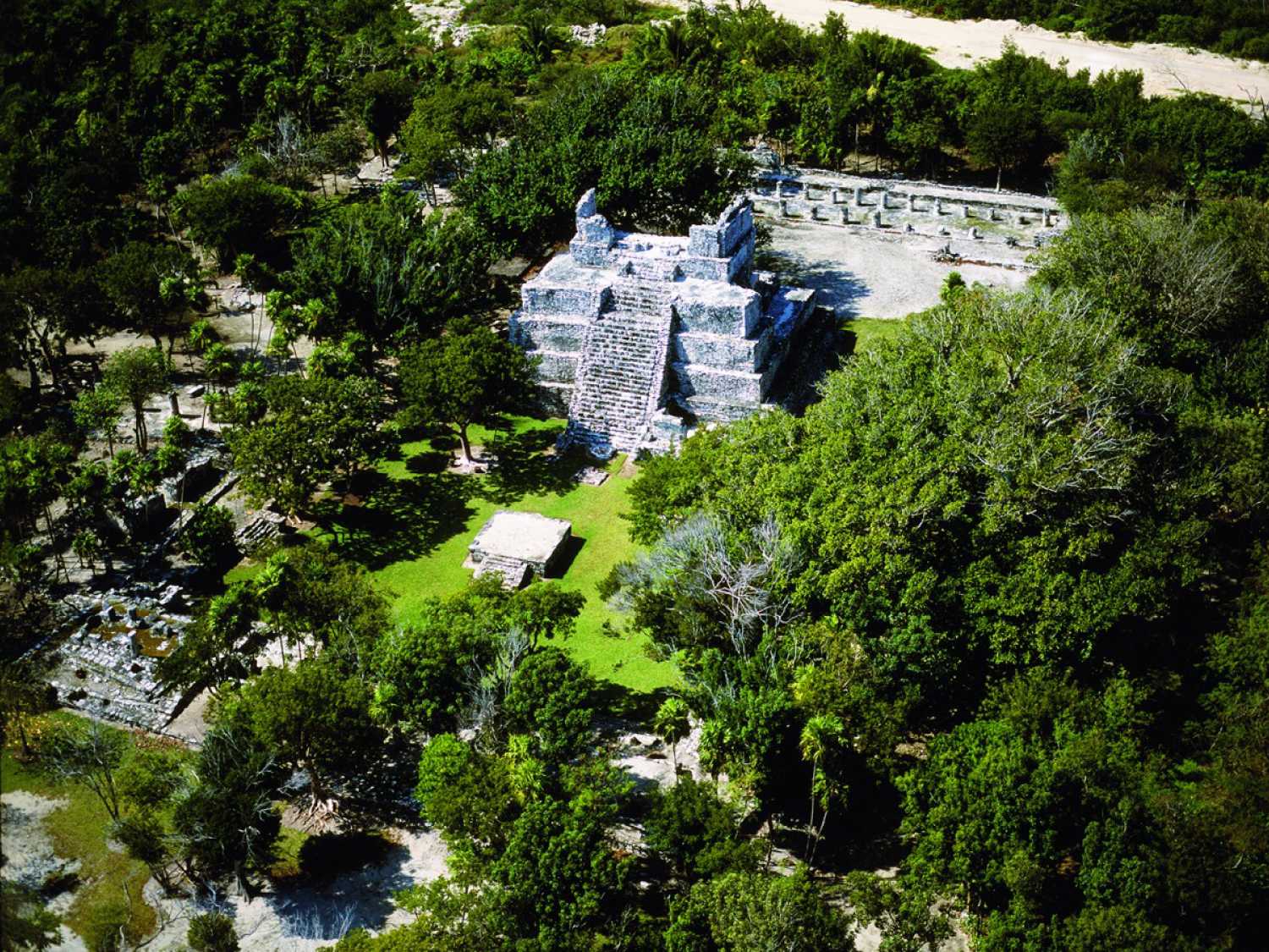 Panorámica de El Meco en Cancún, con el antiguo Castillo maya y la impresionante costa caribeña.
