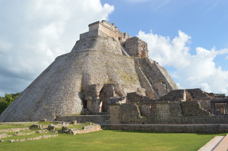 Uxmal Pirámide del Adivino y la arquitectura del estilo Puuc-1