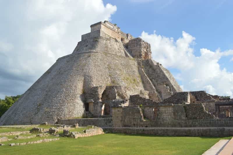 Uxmal Pirámide del Adivino y la arquitectura del estilo Puuc-1