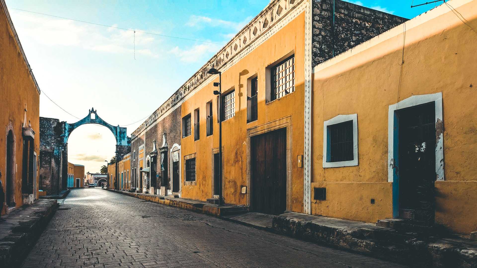 cobbled-sidewalk-in-mexico-with-buildings-on-both-izamal-yucatan